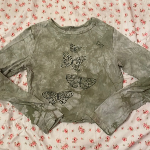 Cropped Butterfly long sleeve, super cute goes with a lot of outfits!! - Picture 1 of 2